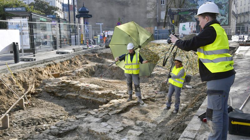 En bordure du square de l’Amiral Halgan, les archéologues ont mis au jour les murs de bâtiments du 18e siècle.  © Rodolphe Delaroque