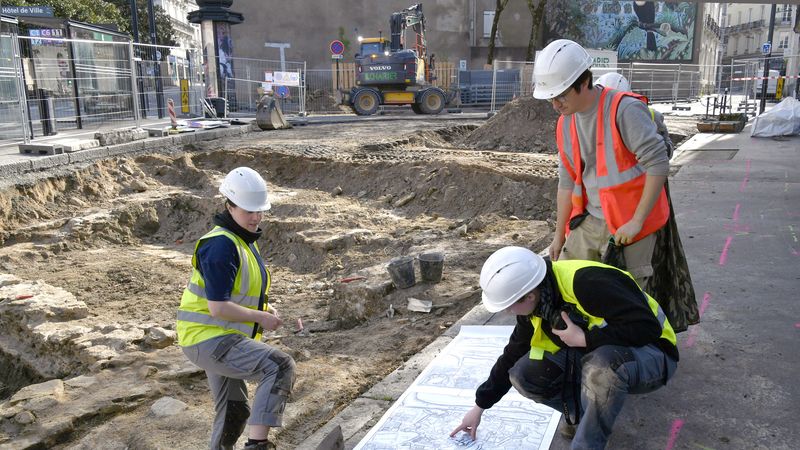 Les archéologues profitent du chantier de végétalisation des abords de l’Hôtel de Ville pour fouiller le sous-sol du coeur historique de Nantes. © Rodolphe Delaroque