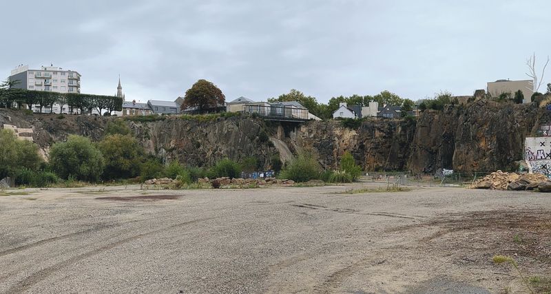 À l’est de la carrière Miséry, 1,2 hectare de cet ancien site industriel artificialisé sera désimperméabilisé. © Romain Boulanger