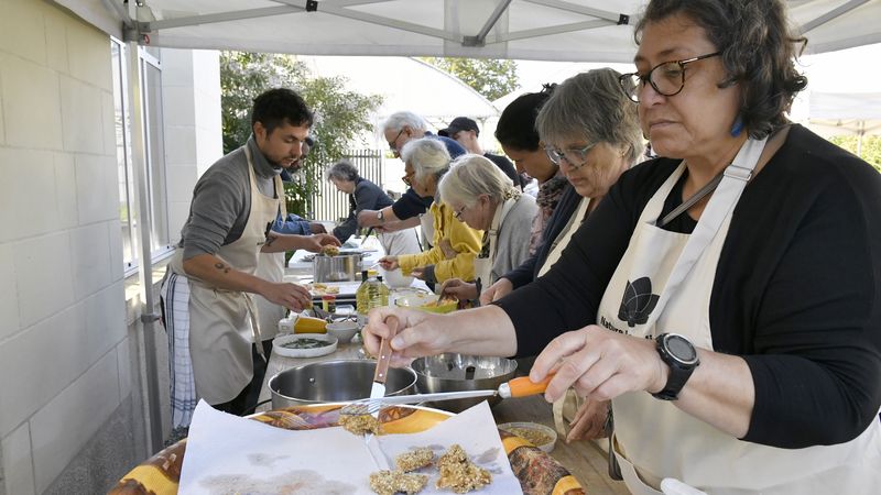 Récolter et distribuer des légumes, c'est aussi et surtout l'occasion de se rencontrer, de s'informer, d'échanger des recettes, des astuces.  © Rodolphe Delaroque