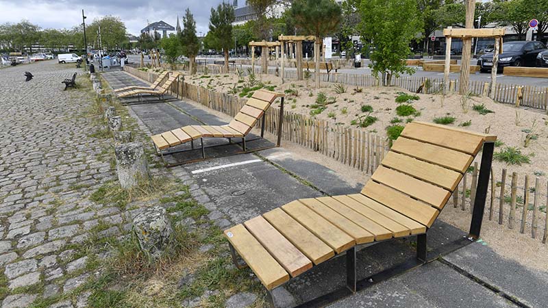 Passants et habitants peuvent déjà profiter des tables de pique-nique et des méridiennes. © Marc Roger. Passants et habitants peuvent déjà profiter des tables de pique-nique et des méridiennes. © Marc Roger.