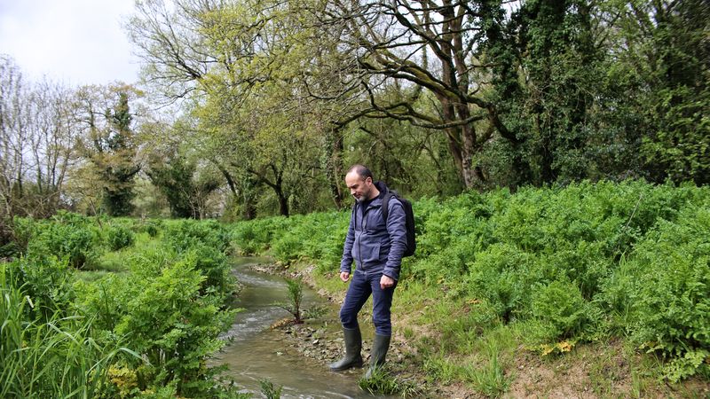 Damien Linard est technicien milieux aquatiques à la direction du cycle de l’eau à Nantes Métropole. © Romain Boulanger