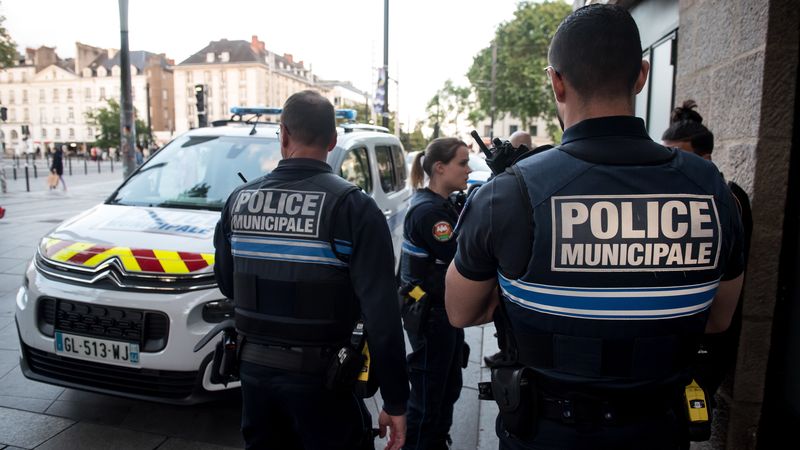 Un vendeur de cigarettes à la sauvette est contrôlé à la croisée des tramways, en compagnie de la police nationale. « Sur l’hyper-centre ville, nous devons faire face à du trafic de médicaments, de cigarettes et un phénomène d’alcoolisation », explique Noémie. © Tim Fox