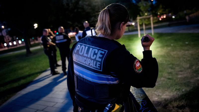 Quartier Feydeau, musique à fond, une vingtaine d’individus s’alcoolisent. Ces comportements «  génèrent beaucoup de nuisances sonores », explique Noémie. Les forces de l’ordre le font immédiatement cesser. © Tim Fox