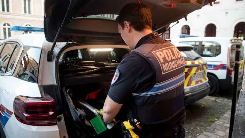 Avant de quitter la Manufacture des tabacs, siège de la police municipale, les policiers vérifient le matériel à disposition dans les véhicules : éthylotests et défibrillateur notamment. « Ce dernier nous a déjà permis de sauver des vies après des malaises cardiaques sur la voie publique. On est formés régulièrement au secourisme », témoigne Noémie. © Tim Fox