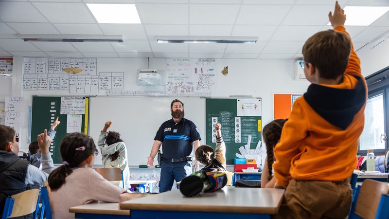 La police municipale présente son métier aux élèves d'une classe de CE1 à l'école Henri-Bergson. © Garance Wester La police municipale présente son métier aux élèves d'une classe de CE1 à l'école Henri-Bergson. © Garance Wester