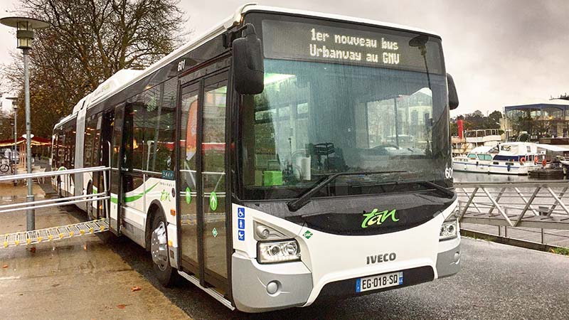 Un bus articulé GNV (gaz naturel).