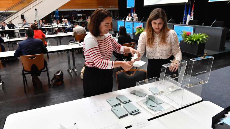 Dépouillement. Les deux plus jeunes élues de l’assemblée municipale, Mahaut Bertu et Émilie Bourdin, assurent le dépouillement. Résultats : 56 voix pour Johanna Rolland contre 9 voix à Laurence Garnier et 4 bulletins blancs.