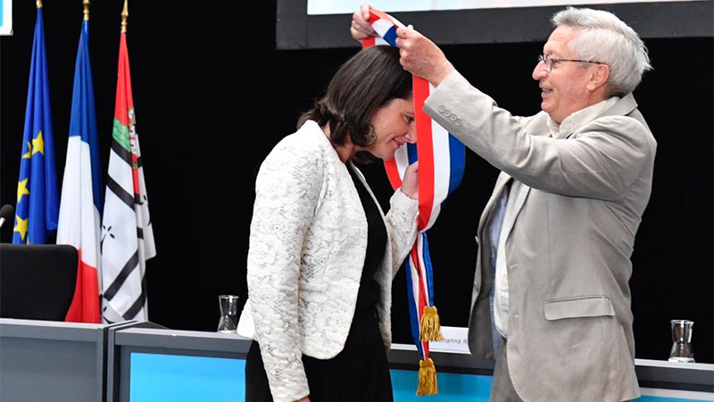 Écharpe. François Prochasson passe l’écharpe au nouveau maire de Nantes. Comme le veut l’usage : de l’épaule droite au côté gauche.