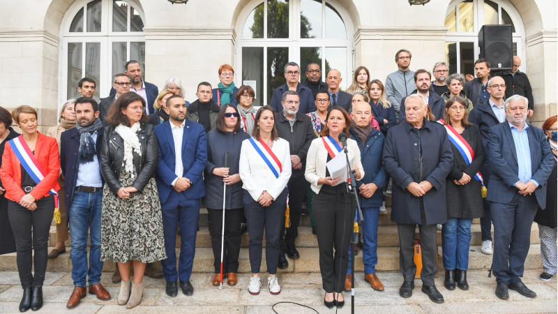 Johanna Rolland, le conseil municipal et les élus locaux ont rendu hommage à Dominique Bernard et aux victimes de l’attentat d’Arras © Thierry Mézerette pour Nantes Métropole. hommagevilleattentatarras800.jpeg