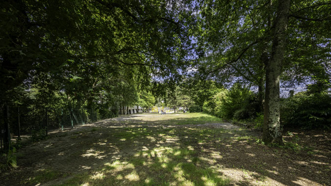 Cet espace vert d’environ 1 000m² est entouré de nombreux équipements sportifs (gymnase de la Géraudière, city stade, plaine de jeux Santos Dumont), d’une aire de jeux et du collège Stendhal. Au cœur d’un quartier d’habitat social en pleine évolution, proche de nombreux équipements publics et des transports, l’espace vert Géraudière offre un espace arboré pouvant accueillir des projets contribuant à la dynamique positive de ce secteur.