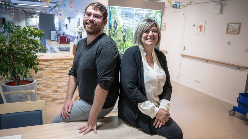 Florent et Aline, assistants de soins en gérontologie à l'Ehpad de Fonteny ©Patrick Garçon