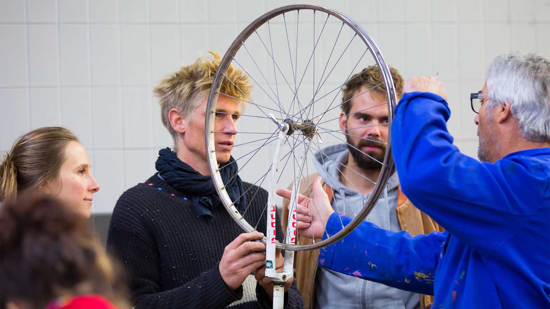 L’atelier du Pignon apprend à réparer son vélo