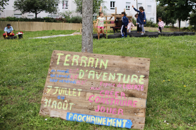 Le terrain d’aventures, pour un été ludique et d’expérimentations © Romain Boulanger pour Nantes Métropole.